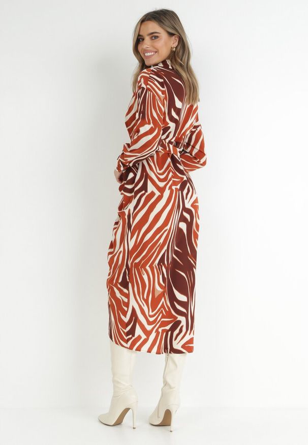 Born2be - Brązowa Sukienka Koszulowa w Zebrę Arziki. Okazja: na co dzień. Typ kołnierza: dekolt w serek. Kolor: beżowy. Długość rękawa: długi rękaw. Wzór: motyw zwierzęcy. Typ sukienki: koszulowe. Styl: klasyczny, casual