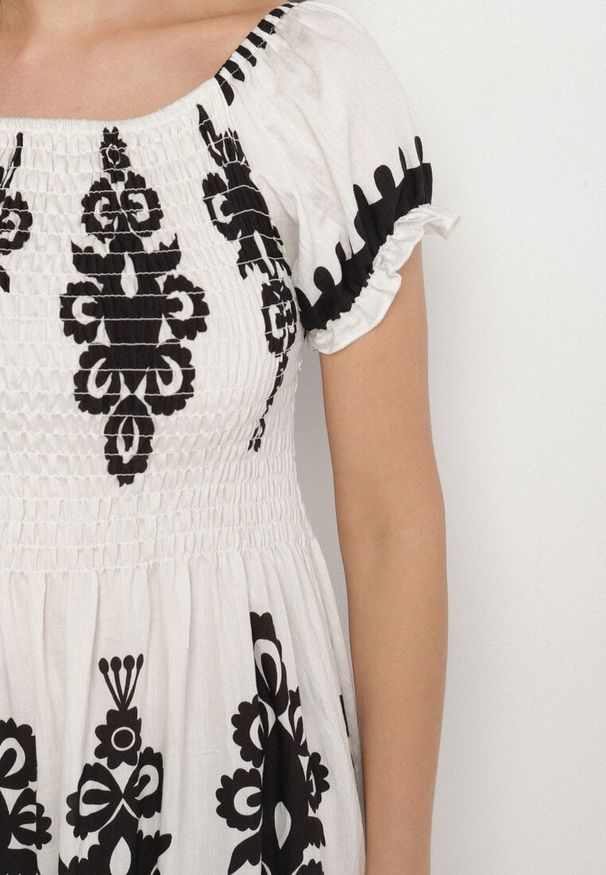 Born2be - Biała Sukienka o Kroju Hiszpanki Zdobiona Orientalnym Wzorem Aravine. Okazja: na co dzień. Typ kołnierza: dekolt hiszpanka. Kolor: biały. Materiał: jeans. Długość rękawa: krótki rękaw. Wzór: aplikacja. Sezon: lato. Styl: elegancki, casual