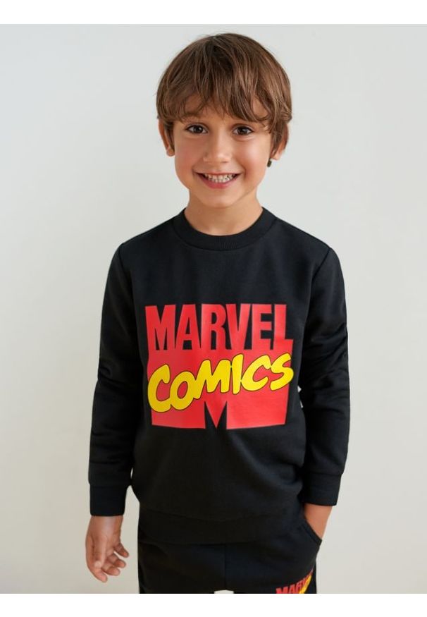 Sinsay - Bluza Marvel - czarny. Kolor: czarny. Materiał: bawełna, dzianina. Wzór: motyw z bajki