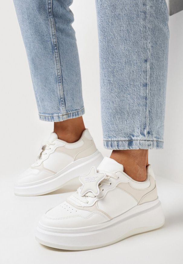 Born2be - Biało-Beżowe Sneakersy na Platformie z Odpinaną Gwiazdką na Sznurówkach Olrua. Kolor: biały. Wzór: aplikacja. Obcas: na platformie