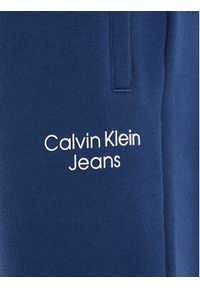 Calvin Klein Jeans Spodnie dresowe Stack Logo IB0IB01282 Granatowy Regular Fit. Kolor: niebieski. Materiał: bawełna #3