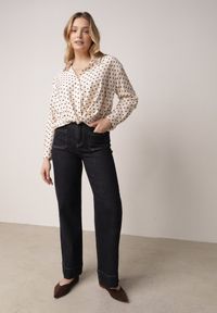 Born2be - Beżowa Wiskozowa Koszula w Kropki z Ozdobnym Węzłem Corilis. Okazja: na co dzień. Typ kołnierza: kołnierzyk klasyczny. Kolor: beżowy. Materiał: wiskoza. Długość: długie. Wzór: kropki. Styl: casual, klasyczny #6