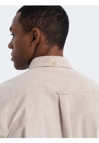 Ombre Clothing - Koszula męska bawełniana REGULAR FIT z kieszenią - beżowy V1 OM-SHOS-0153 - XXL. Typ kołnierza: kołnierzyk klasyczny. Kolor: beżowy. Materiał: bawełna. Długość rękawa: długi rękaw. Długość: długie. Styl: klasyczny #3