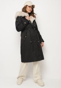 Born2be - Czarno-Beżowa Ocieplana Kurtka Parka ze Ściągaczem w Pasie z Odpinanym Futrem przy Kapturze Tintelissa. Okazja: na co dzień. Kolor: czarny. Materiał: futro. Styl: klasyczny, casual, elegancki, sportowy #6