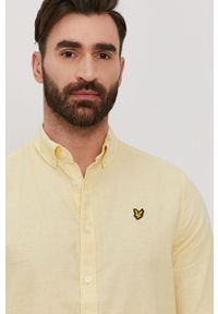 Lyle & Scott Koszula męska kolor żółty regular z kołnierzykiem button-down. Okazja: na co dzień. Typ kołnierza: button down. Kolor: żółty. Materiał: tkanina. Długość rękawa: długi rękaw. Długość: długie. Wzór: gładki, aplikacja. Styl: casual #1