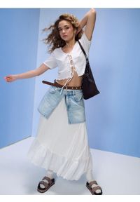 Sinsay - Wiskozowa asymetryczna spódnica midi z falbaną - biały. Kolor: biały. Materiał: wiskoza #1