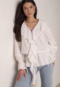 Born2be - Biała Bawełniana Bluzka w Romantycznym Stylu z Falbankami i Wiązaniem Cezarina. Okazja: na co dzień, na spotkanie biznesowe, do pracy. Typ kołnierza: kołnierz z falbankami. Kolor: biały. Materiał: bawełna. Styl: casual, biznesowy, elegancki #1