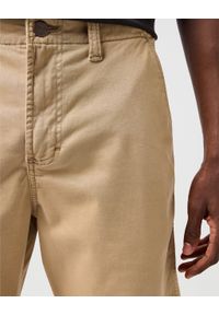 Wrangler - MESKIE SPODENKI WRANGLER CHINO SHORT PLAZA TAUPE 112362349. Okazja: na co dzień. Materiał: skóra, materiał, len, bawełna, elastan. Długość: do kolan. Sezon: lato. Styl: klasyczny, casual #4