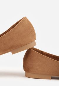 Born2be - Jasnobrązowe Balerinki z Imitacji Zamszu z Noskiem w Szpic Egynome. Okazja: na co dzień, na spotkanie biznesowe, do pracy. Kolor: brązowy. Materiał: zamsz. Styl: casual, biznesowy, elegancki #9