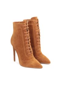 Kazar - Wysokie zamszowe botki w rudym kolorze. Zapięcie: sznurówki. Kolor: brązowy. Materiał: zamsz. Szerokość cholewki: normalna #2