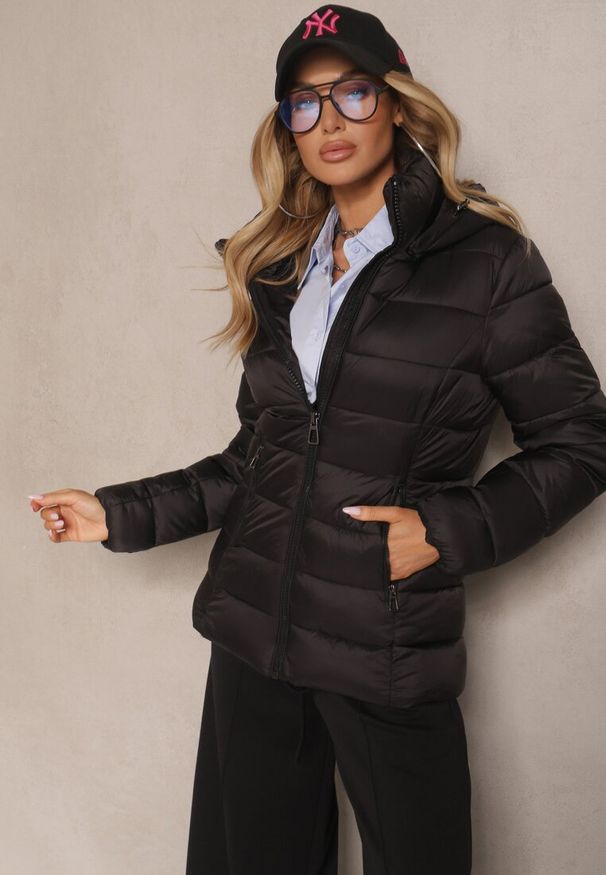 Renee - Czarna Kurtka z Odpinanym Kapturem Ozdobiona Pikowaniem Laosias. Okazja: na co dzień. Kolor: czarny. Materiał: jeans. Wzór: aplikacja. Styl: casual
