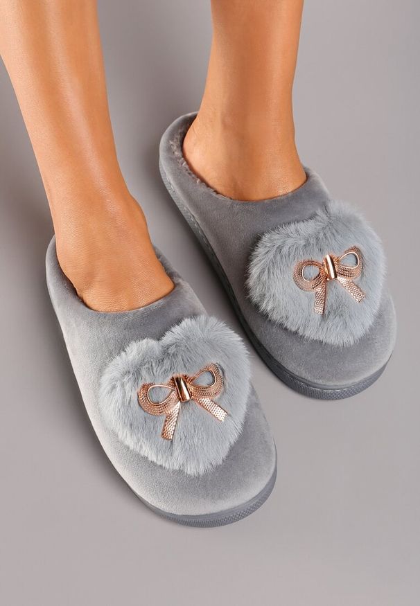 Born2be - Szare Płaskie Kapcie Ozdobione Metalową Kokardą Leremira. Okazja: do domu. Zapięcie: zamek. Kolor: szary. Materiał: len. Wzór: aplikacja. Styl: elegancki