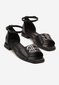 Renee - Czarne Sandały Vices z Perforowaną Cholewką i Elegancką Aplikacją Tilapea. Okazja: na co dzień. Zapięcie: pasek. Kolor: czarny. Wzór: aplikacja. Obcas: na obcasie. Styl: elegancki. Wysokość obcasa: średni #5