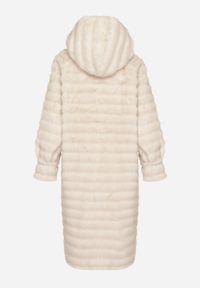 Born2be - Beżowy Futrzany Płaszcz w Pikowany Wzór z Kapturem Esarra. Okazja: na spotkanie biznesowe, na co dzień, do pracy, na spacer. Typ kołnierza: kaptur. Kolor: beżowy. Materiał: futro. Długość: długie. Styl: biznesowy, casual, elegancki #7