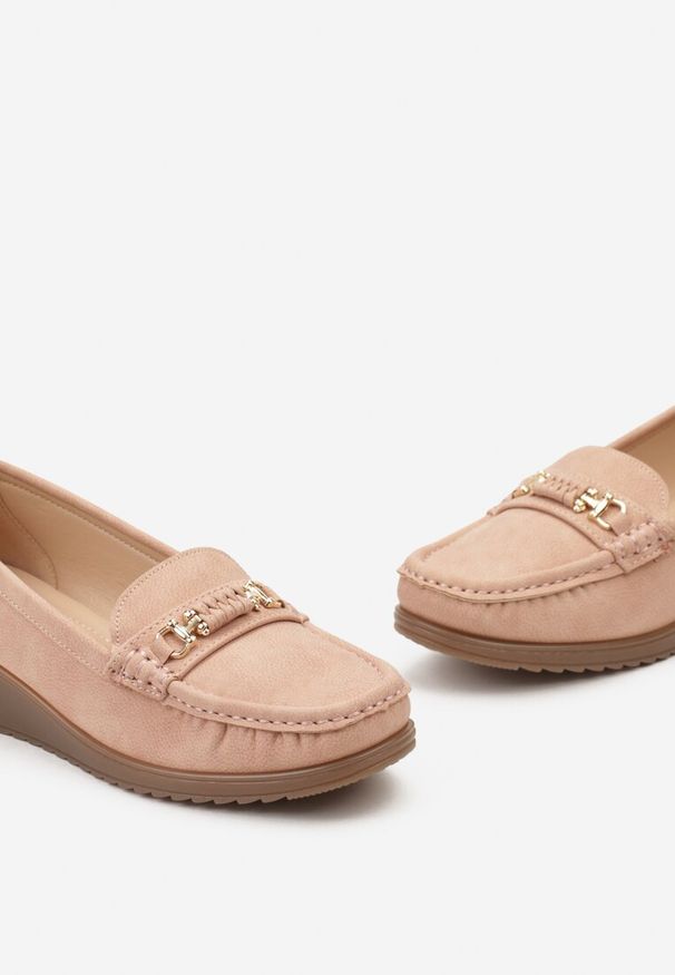 Renee - Różowe Półbuty z Ekoskóry z Koturnem i Metalicznym Detalem Fornal. Okazja: na co dzień. Nosek buta: okrągły. Kolor: różowy. Wzór: aplikacja. Obcas: na koturnie. Styl: casual, elegancki. Wysokość obcasa: średni