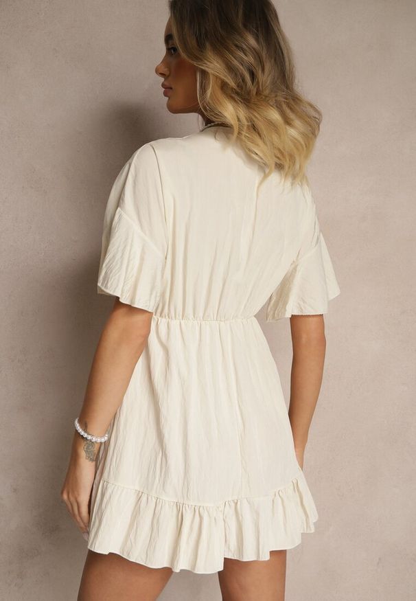 Renee - Beżowa Rozkloszowana Sukienka z Wiskozą z Rękawami Typu Nietoperz i Falbanką Nellimi. Okazja: na co dzień. Typ kołnierza: dekolt w serek. Kolor: beżowy. Materiał: wiskoza. Styl: casual