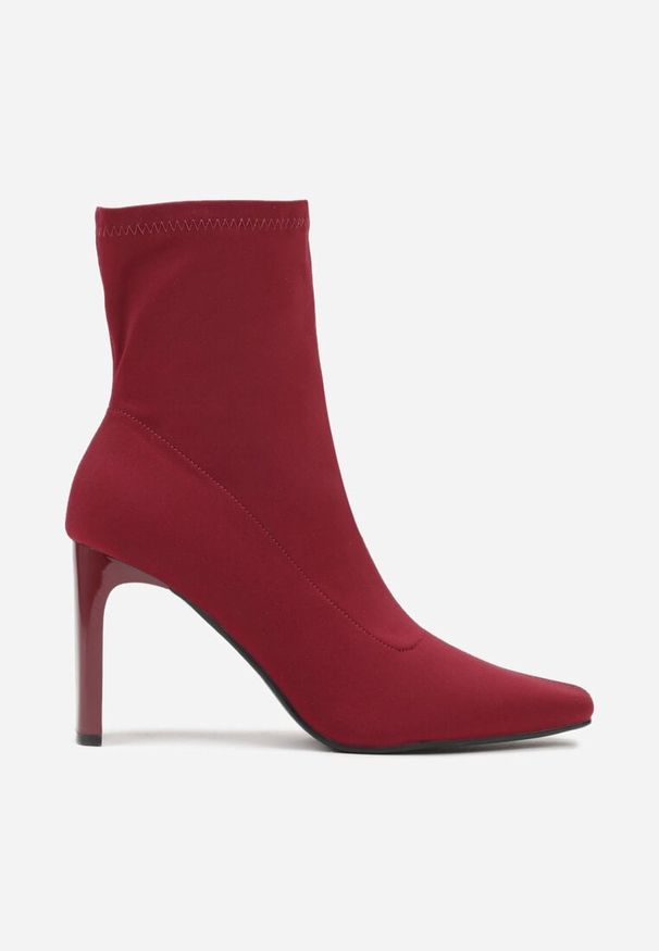 Renee - Bordowo-Czerwone Elastyczne Botki na Słupkowym Obcasie ze Szpiczastym Noskiem Atise. Nosek buta: szpiczasty. Kolor: czerwony. Materiał: jeans. Obcas: na obcasie. Styl: klasyczny. Wysokość obcasa: średni