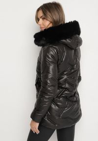 Born2be - Czarna Kurtka z Oryginalnym Pikowaniem i Kapturem z Futerkiem Nallisa. Okazja: na co dzień, na spotkanie biznesowe, do pracy. Kolor: czarny. Materiał: futro. Styl: casual, biznesowy #5