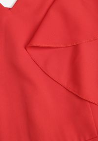 Renee - Czerwona Sukienka o Rozkloszowanym Kroju z Falbanami Bouchard. Typ kołnierza: dekolt w kształcie V. Kolor: czerwony. Materiał: tkanina. Wzór: jednolity, gładki. Styl: klasyczny, wizytowy. Długość: maxi #3