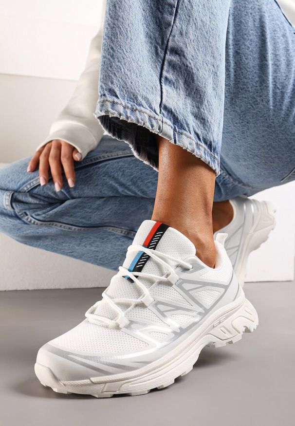 Born2be - Biało-Srebrne Sneakersy przed Kostkę Ściągane Gumką z Ozdobnymi Wstawkami na Cholewce Axliara. Wysokość cholewki: przed kostkę. Nosek buta: okrągły. Kolor: biały. Materiał: materiał. Szerokość cholewki: normalna. Obcas: na obcasie. Wysokość obcasa: niski
