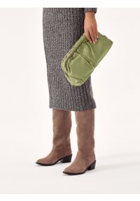 Kazar - Zielona torebka do ręki typu pouch bag. Kolor: zielony. Materiał: skórzane. Rodzaj torebki: do ręki #6