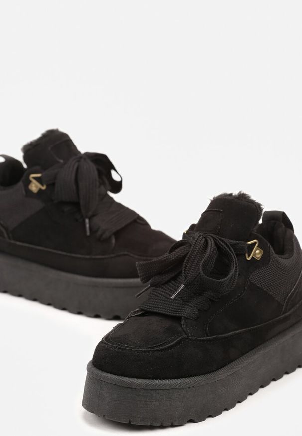 Born2be - Czarne Sznurowane Sneakersy na Grubej Podeszwie z Futerkiem Vaitaly. Kolor: czarny. Materiał: futro. Obcas: na platformie