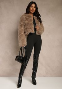 Renee - Ciemnobeżowa Futrzana Kurtka o Krótkim Kroju Zapinana na Haftki Alorith. Okazja: na co dzień. Kolor: beżowy. Materiał: futro. Długość: krótkie. Styl: casual, elegancki #4