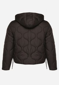 Born2be - Czarna Kurtka Krótka z Pikowaniem i Odpinanym Kapturem Taraes. Okazja: na co dzień. Kolekcja: plus size. Kolor: czarny. Materiał: jeans. Długość: krótkie. Styl: casual, elegancki #4