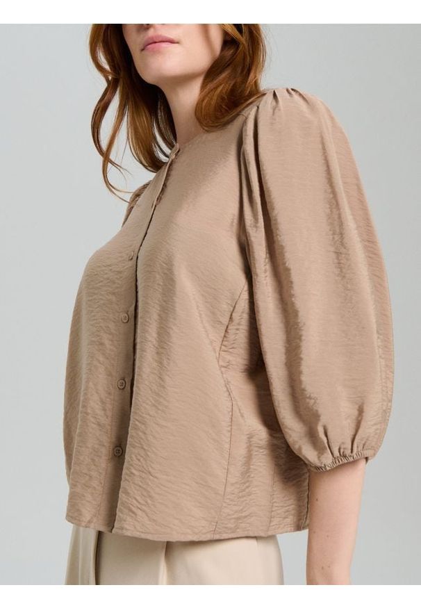 Sinsay - Wiskozowa bluzka koszulowa z bufiastymi rękawami - beżowy. Kolor: beżowy. Materiał: wiskoza