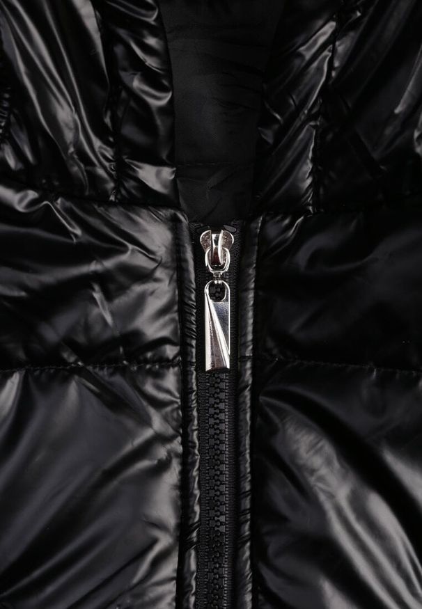 Renee - Czarna Kamizelka o Długim Kroju Wykończona Imitacją Kieszeni i Kapturem Mavaline. Okazja: na co dzień, na spacer. Kolor: czarny. Materiał: jeans, bawełna. Długość: długie. Styl: casual