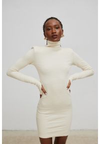 Marsala - Sukienka z golfem z dzianiny w jodełkę w kolorze WARM BEIGE - PATRIZIA-S/M. Typ kołnierza: golf. Kolor: beżowy. Materiał: dzianina. Długość rękawa: długi rękaw. Wzór: jodełka. Typ sukienki: sportowe. Styl: sportowy, elegancki, klasyczny. Długość: midi