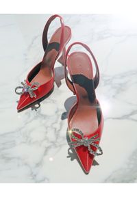 AMINA MUADDI - Koralowe sandały z kokardą Rosie. Zapięcie: pasek. Kolor: czerwony. Wzór: aplikacja. Obcas: na obcasie. Wysokość obcasa: średni #5