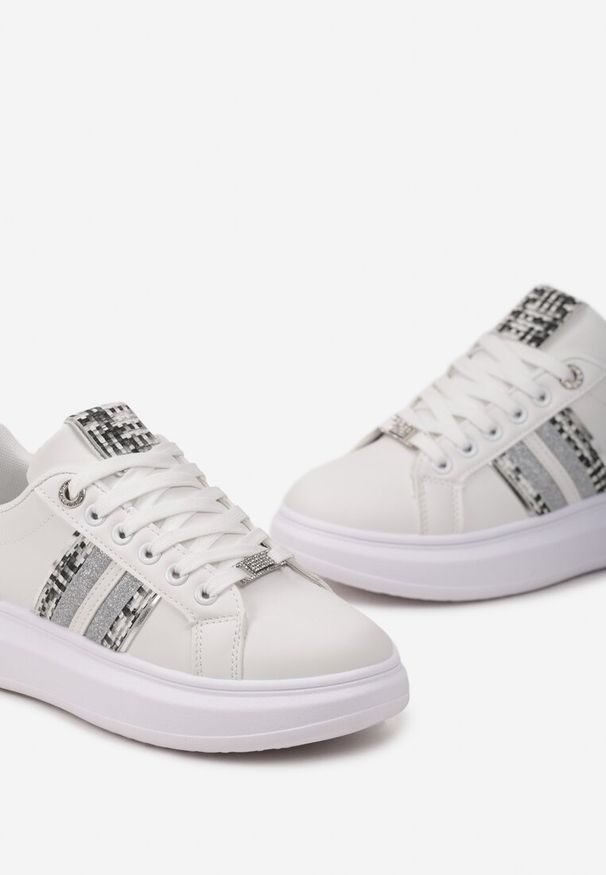 Renee - Biało-Srebrne Sneakersy na Niewysokiej Platformie z Brokatowymi Wstawkami Renallsa. Nosek buta: okrągły. Zapięcie: sznurówki. Kolor: biały. Materiał: materiał. Obcas: na platformie. Wysokość obcasa: niski
