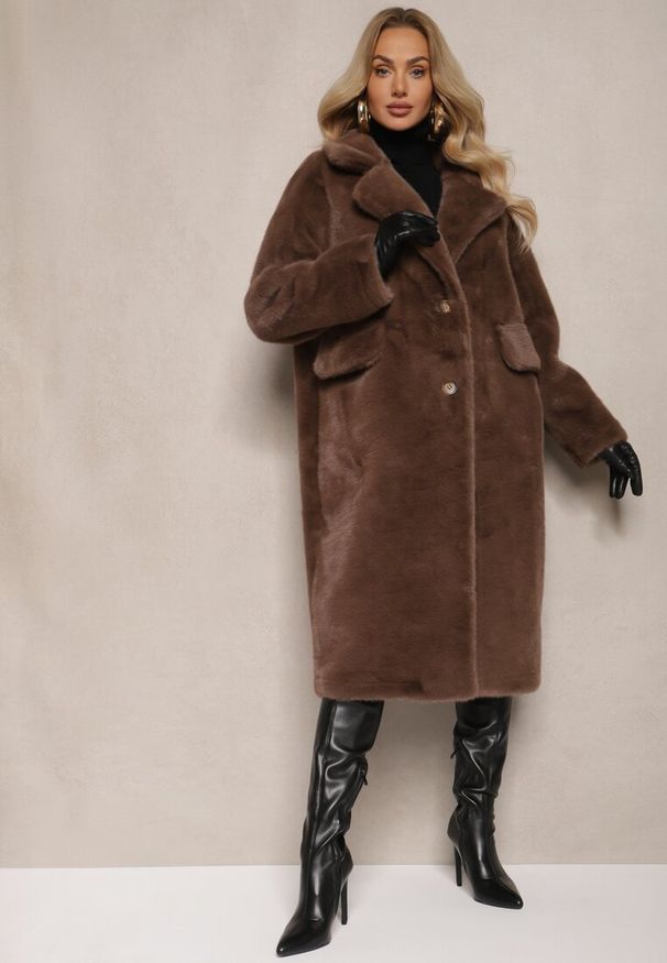 Renee - Brązowy Płaszcz z Futra z Zapięciem na Guziki i Wsuwanymi Kieszeniami Paritha. Okazja: na imprezę, na co dzień. Kolor: brązowy. Materiał: futro. Długość rękawa: długi rękaw. Długość: długie. Styl: klasyczny, casual, elegancki