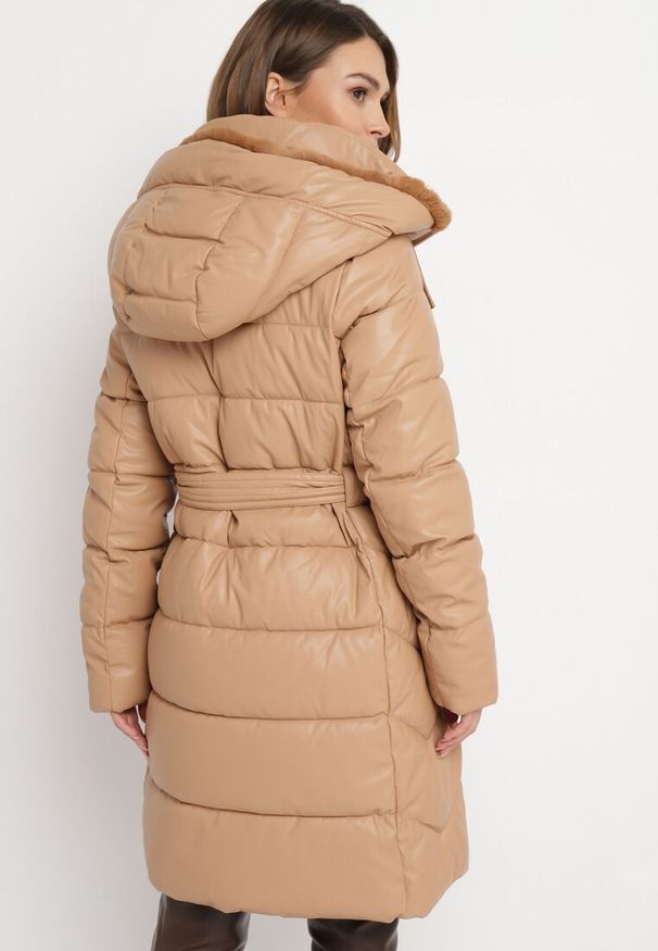 Born2be - Ciemnobeżowa Pikowana Kurtka z Ekoskóry z Kapturem i Paskiem w Talii Enedda. Typ kołnierza: kaptur. Kolor: beżowy. Materiał: futro. Wzór: aplikacja