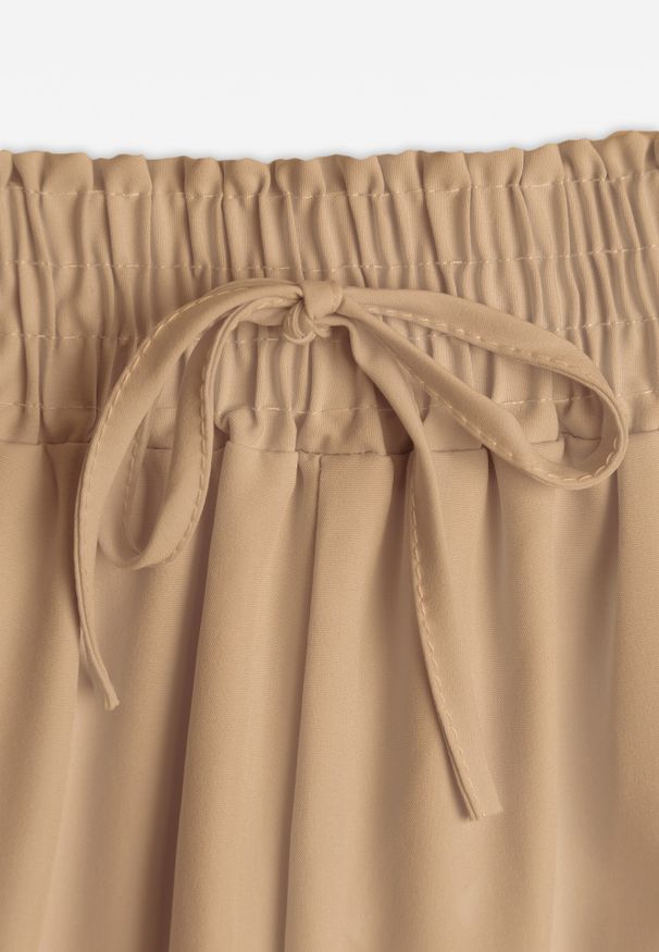 Renee - Beżowe Spodnie High Waist z Szerokimi Nogawkami z Wiskozą Wykończone Gumką w Talii Crisantas. Okazja: na co dzień, na spotkanie biznesowe, na spacer. Stan: podwyższony. Kolor: beżowy. Materiał: wiskoza. Styl: casual, biznesowy, elegancki