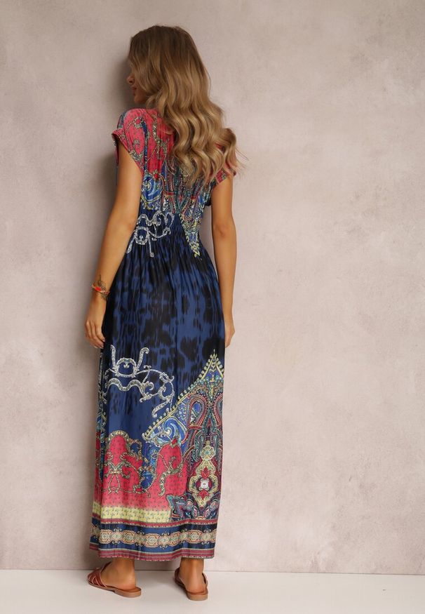 Renee - Granatowa Sukienka o Kopertowym Kroju w Ornamentalny Print Nalori. Kolor: niebieski. Materiał: materiał. Długość rękawa: krótki rękaw. Wzór: nadruk. Typ sukienki: kopertowe. Długość: maxi