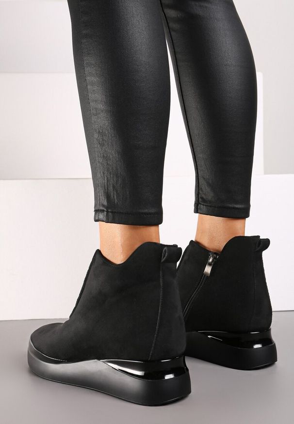 Born2be - Czarne Botki z Imitacji Zamszu na Grubej Podeszwie z Cyrkoniami Bellabra. Okazja: na co dzień. Kolor: czarny. Materiał: zamsz. Wzór: aplikacja. Styl: casual, elegancki