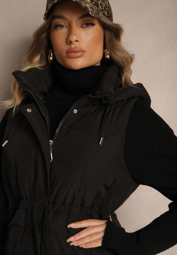 Renee - Czarna Pikowana Kamizelka ze Ściągaczem w Talii i Kapturem z Możliwością Odpięcia Aminstina. Okazja: na spacer. Kolor: czarny. Materiał: jeans. Styl: elegancki
