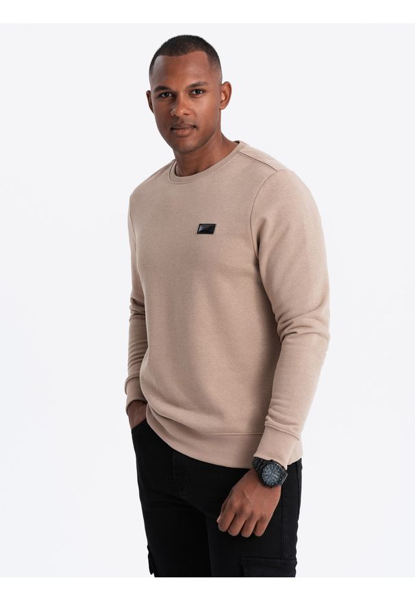 Ombre Clothing - Nierozpinana męska bluza dresowa z metalowym pinem – beżowa V1 - Rozmiar: M. Okazja: na co dzień. Kolor: beżowy. Materiał: dresówka. Wzór: jednolity. Styl: casual