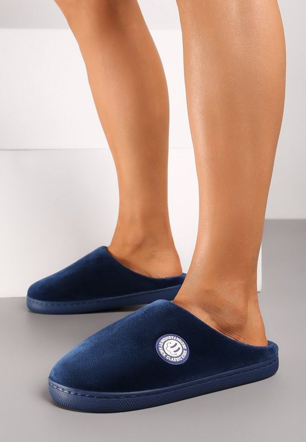 Born2be - Granatowe Płaskie Kapcie z Futerkiem Typu Baranek Mailyra. Okazja: do domu. Kolor: niebieski. Materiał: futro