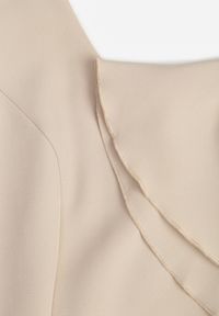 Renee - Beżowa Elegancka Sukienka Rozkloszowana Zdobiona Falbanami na Ramionach Nessaza. Typ kołnierza: dekolt w kształcie V. Kolor: beżowy. Wzór: aplikacja. Typ sukienki: rozkloszowane. Styl: elegancki #8