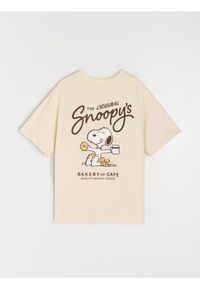 Sinsay - Bawełniana koszulka z nadrukiem na plecach Peanuts - kremowy. Kolor: kremowy. Materiał: bawełna. Wzór: nadruk #1