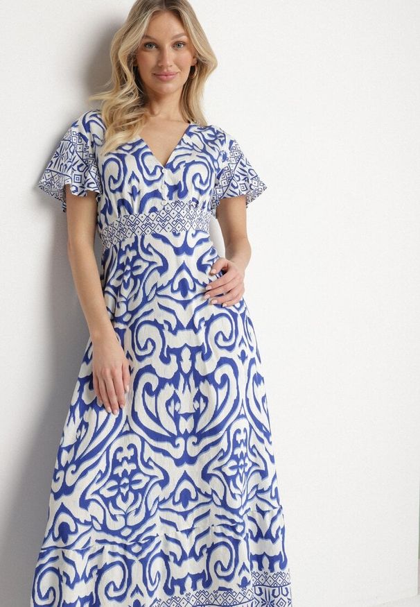 Born2be - Niebieska Sukienka o Rozkloszowanym Kroju w Ornamentalny Wzór Tillivene. Okazja: na co dzień. Typ kołnierza: dekolt w kształcie V. Kolor: niebieski. Długość rękawa: krótki rękaw. Styl: casual