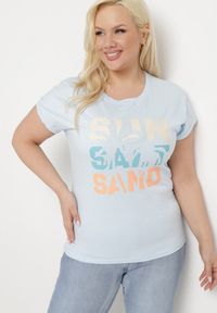 Born2be - Jasnoniebieska Bluzka T-shirt z Napisem na Przodzie Vanneli. Okazja: na co dzień. Kolor: niebieski. Materiał: materiał. Długość rękawa: krótki rękaw. Długość: krótkie. Wzór: napisy. Styl: casual #1
