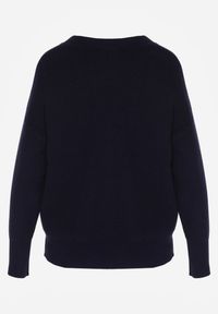 Born2be - Granatowy Sweter z Domieszką Kaszmiru z Dekoltem w Serek Feralaine. Okazja: na co dzień, na spotkanie biznesowe. Typ kołnierza: dekolt w serek. Kolor: niebieski. Materiał: kaszmir. Styl: biznesowy, klasyczny, casual, elegancki #4