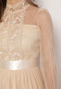 Born2be - Beżowa Rozkloszowana Sukienka Maxi z Siateczki Ozdobiona Koronką Vireln. Kolor: beżowy. Materiał: koronka. Wzór: aplikacja, koronka. Długość: maxi #2