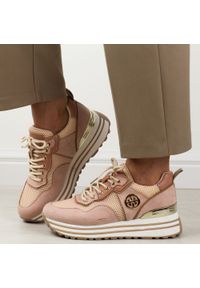 POTOCKI - Różowe sneakersy damskie na platformie Potocki 12086. Kolor: różowy. Materiał: zamsz. Obcas: na platformie
