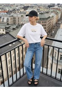 Sinsay - Bawełniana koszulka z nadrukiem na plecach - biały. Kolor: biały. Materiał: bawełna. Wzór: nadruk #1