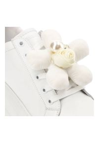 CheBello - Białe Sneakersy Chebello Modne Obuwie Na Platformie. Okazja: na co dzień. Kolor: biały. Materiał: skóra. Wzór: aplikacja. Obcas: na platformie #10